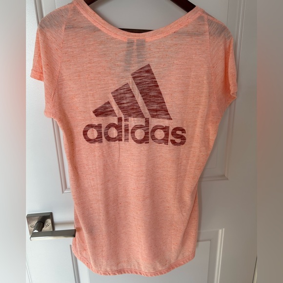 NWT Adidas Women’s Winners Tee T-Shirt V-Neck Back Logo Heathered Coral Sz M - Picture 2 of 5